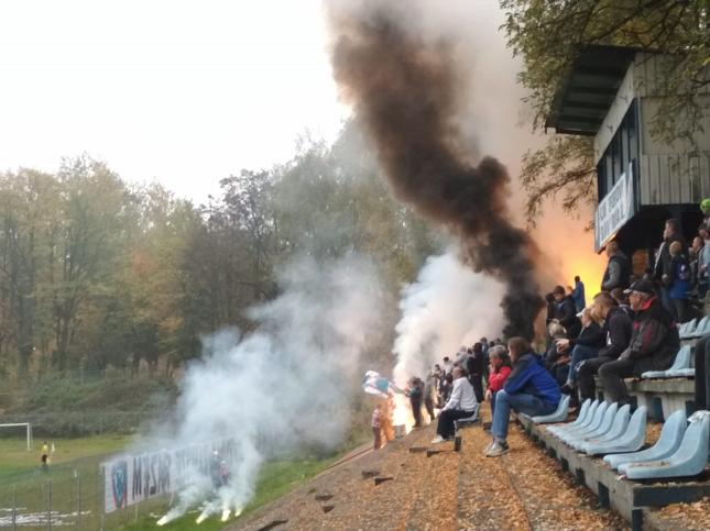 Pirotechnika to domena nie tylko wyższych lig. Na zdjęciu stadion IV-ligowej Slavii Ruda Śląska podczas meczu z Wartą Zawiercie. Co istotne race odpalane są zazwyczaj w sektorach najbardziej zagorzałych kibiców, łatwo można zatem zachować bezpieczną odległość (jeżeli ktoś takowej potrzebuje)