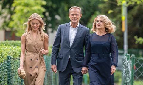 Premier: PiS podsłuchiwał moją żonę i córkę. Prokuratura: Nie ma podstaw, by tak sugerować
