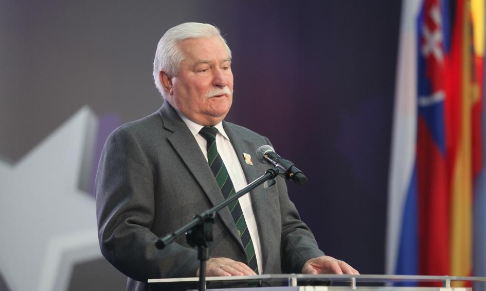 Wałęsa o esbekach: Pisali za mnie donosy, by brać na moje konto pieniądze
