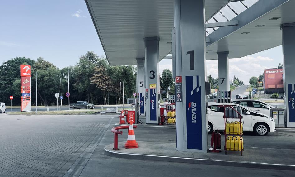Ceny paliw na stacjach nie spadają mimo wyraźnych obniżek w hurcie