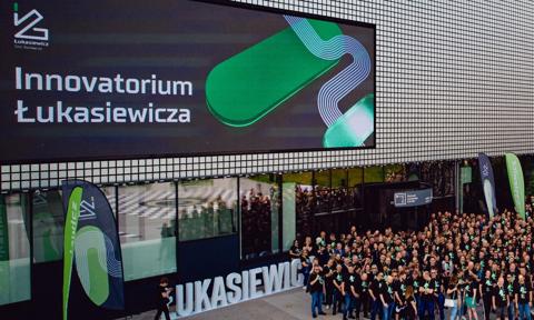 Prawie 2 mld złotych w kasie Sieci Łukasiewicz. W tle oskarżenia o „krach i czystki”