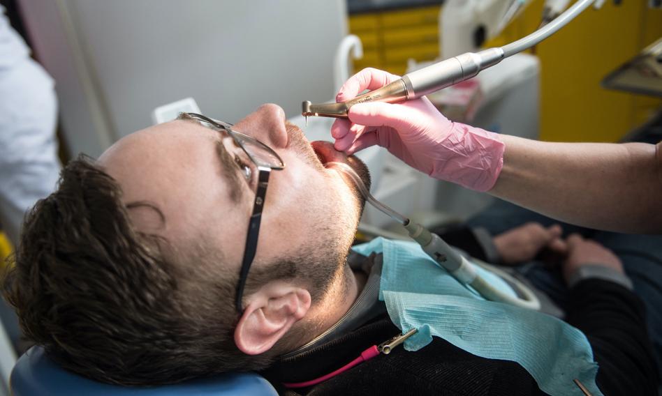Polacy muszą zagryźć zęby. U stomatologów podrożało