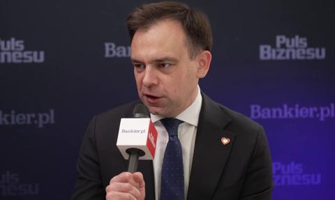 Bezpieczeństwo kosztem nowych obietnic. Minister finansów: W budżecie nie ma miejsca na kolejne programy socjalne