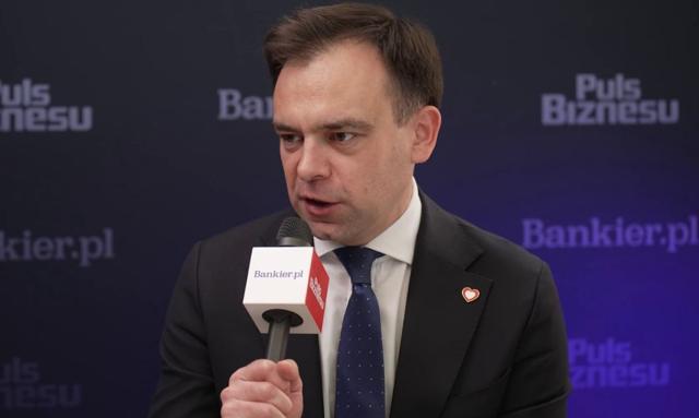 Bezpieczeństwo kosztem nowych obietnic. Minister finansów: W budżecie nie ma miejsca na kolejne programy socjalne