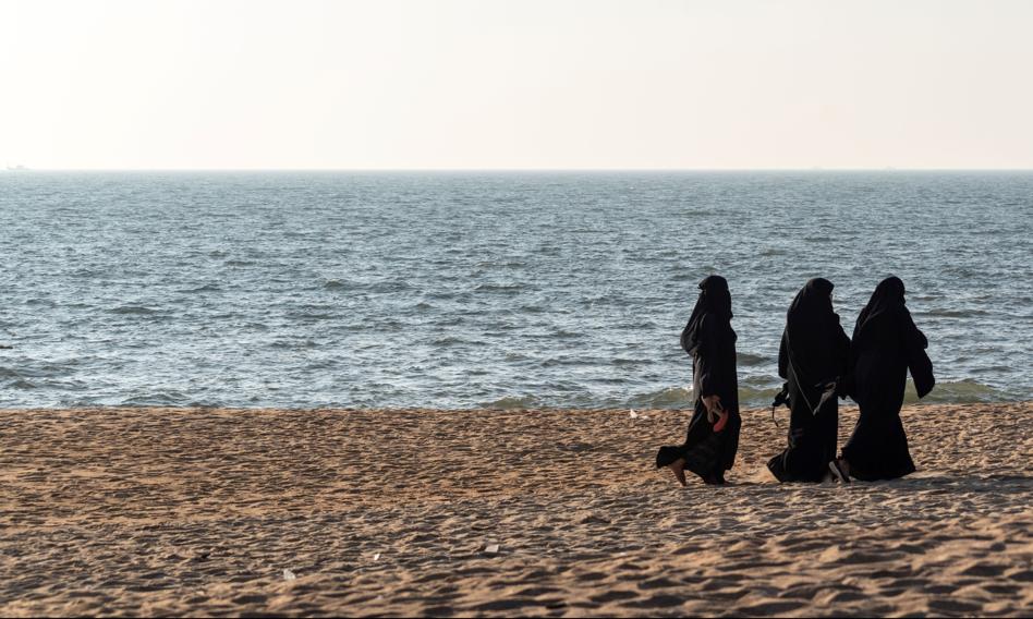 Włoskie miasto wypowiada wojnę islamskim burkom na plażach i kąpielom w ubraniach