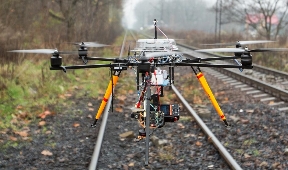 PKP Cargo: drony patrolują pociągi, spada wartość kradzieży węgla