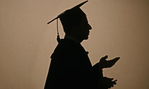 Dyplom od ręki, a karta pobytu gratis. Łódzka szkoła ściąga tysiące studentów ze Wschodu