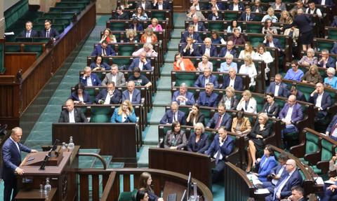 Cztery partie wchodzą do Sejmu. Jest nowy sondaż CBOS