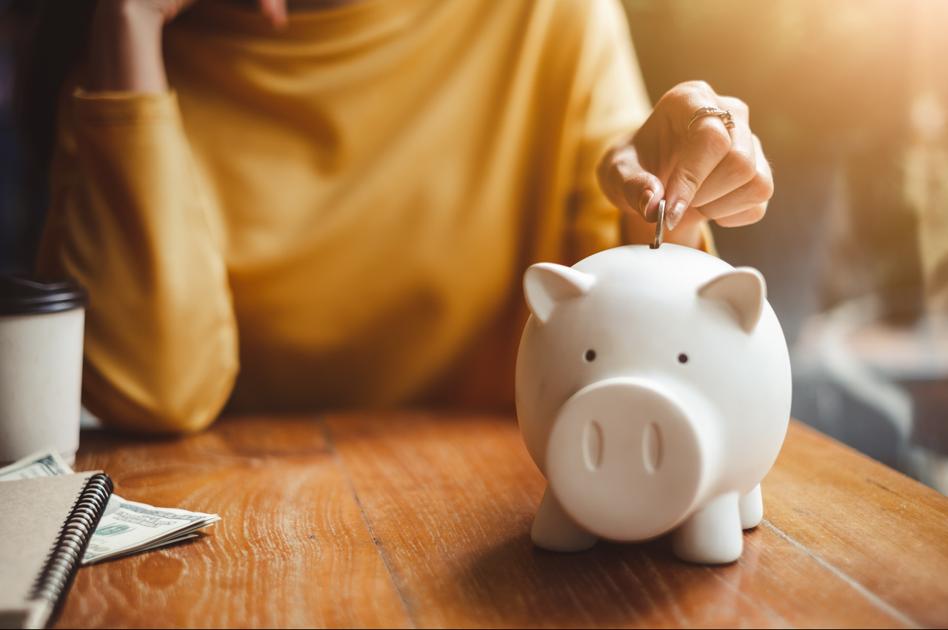 Nieprzewidziane wydatki to tylko jeden z przykładów, kiedy oszczędności mogą uratować nasze życie finansowe. Korzystając z m.in. sprawdzonej lokaty bankowej, będziemy skutecznie budować naszą poduszkę finansową.