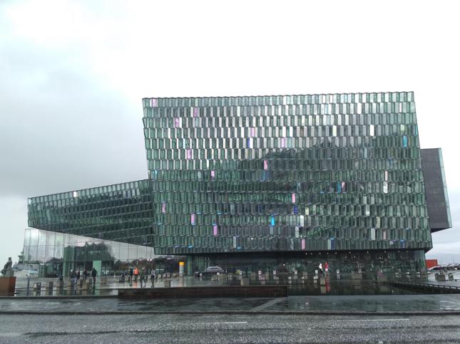 Harpa, wielka sala koncertowa i centrum kongresowe w Rejkiawiku. To symbol nieruchomościowej bańki - budowa rozpoczęła się podczas boomu, w trakcie kryzysu ją jednak przerwano. Ostatecznie budynek udało się jednak oddać w 2011 roku